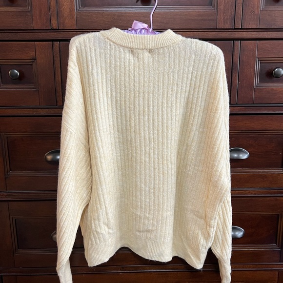 HM sweater, new with tags. - Picture 4 of 4